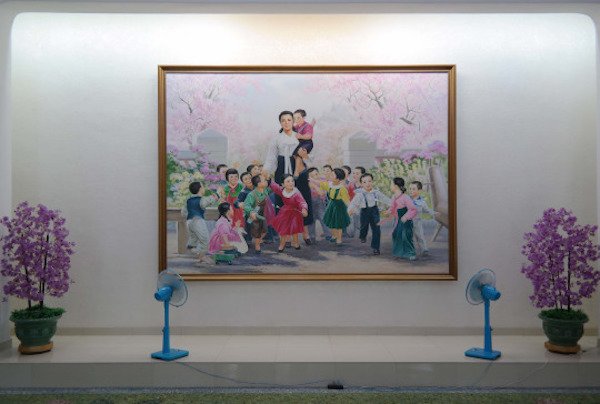 eleptric's tweet photo. Corea del Norte es una peli de Wes Anderson. https://t.co/7yrrzQrCBZ