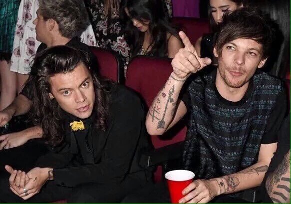 magic_eblan's tweet photo. Они :) Вместе :) 
Я :) Не :) В :) Порядке :)  #LetsComeOutLarry https://t.co/72fVgjgGTz