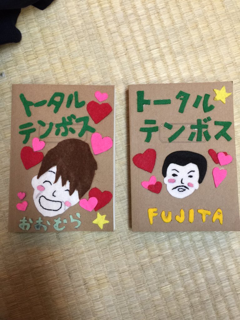 shinobineeenaaa's tweet photo. 午前中、神戸の甲南大学の学祭に行ってきた。そこで実行委員のみんなから、ネタ帳をもらった。俺と藤田に。しかもフェルトのイラストを貼り付けてくれた手作りの。ありがたい。でも実行委員さん、藤田はネタは作らんよ。
しのびねぇなぁ。作らんよ。 https://t.co/mO6AWPpcmJ