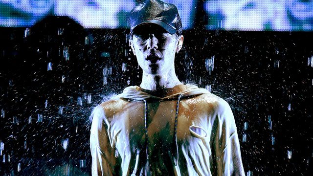 etnow's tweet image. Justin Bieber broke out the waterworks (literally) for his #AMAs performance. et.tv/1N3hReu