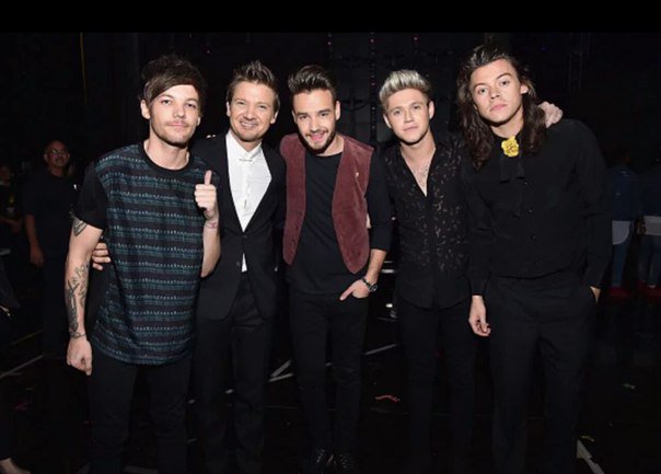 #JeremyRenner #publicappearance 22.11.2015, American Music Awards
With ONE DIRECTION