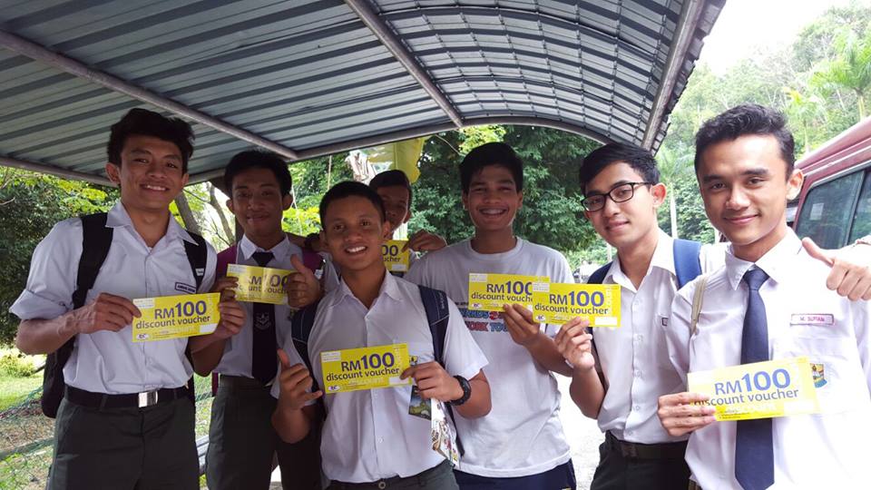 SafetySdc's tweet photo. Hari KE-LIMA agihan #DiscountVoucherRM100 kepada murid2 SPM Batch 98's pada 16 November 2015 di
@SMKBANDARUTAMA(3) https://t.co/eUrTw8r11h