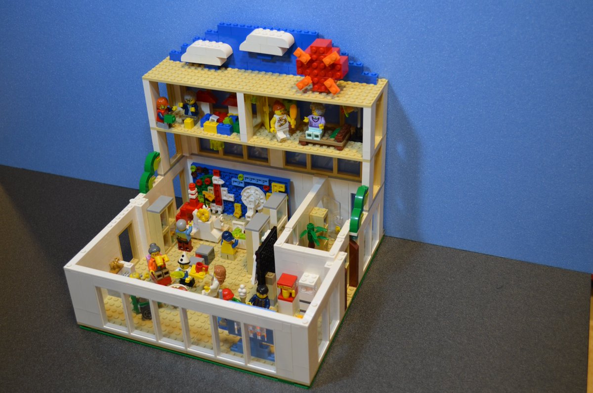 Twitter पर Daikimama ロボカップjr関東大会へ 6 空間コンペの作品 ふれあい みんなが集うコミュニティ 老人ホーム 子の作品です 建物は開いても見れる仕組み おじいさんと男の子が一緒にレゴ で遊ぶ姿も ギャラリーa4で展示中 1 28まで Lego レゴ