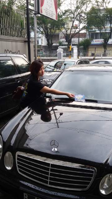 Siapa tau mobil eropa kamu bisa diselipin stiker EUROPEAN DAY sm nona cantik kaya gini juga :)) #BJBEUROPEANDAY