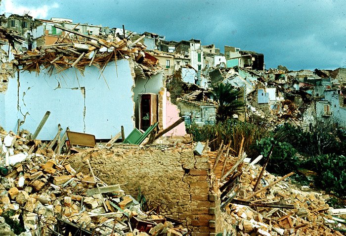 Agenzia_Ansa's tweet photo. Terremoto in #Irpinia, quel 23 novembre di 35 anni fa . I morti furono quasi 3.000 https://t.co/3DXvazK4UH https://t.co/1QGziiYr5s