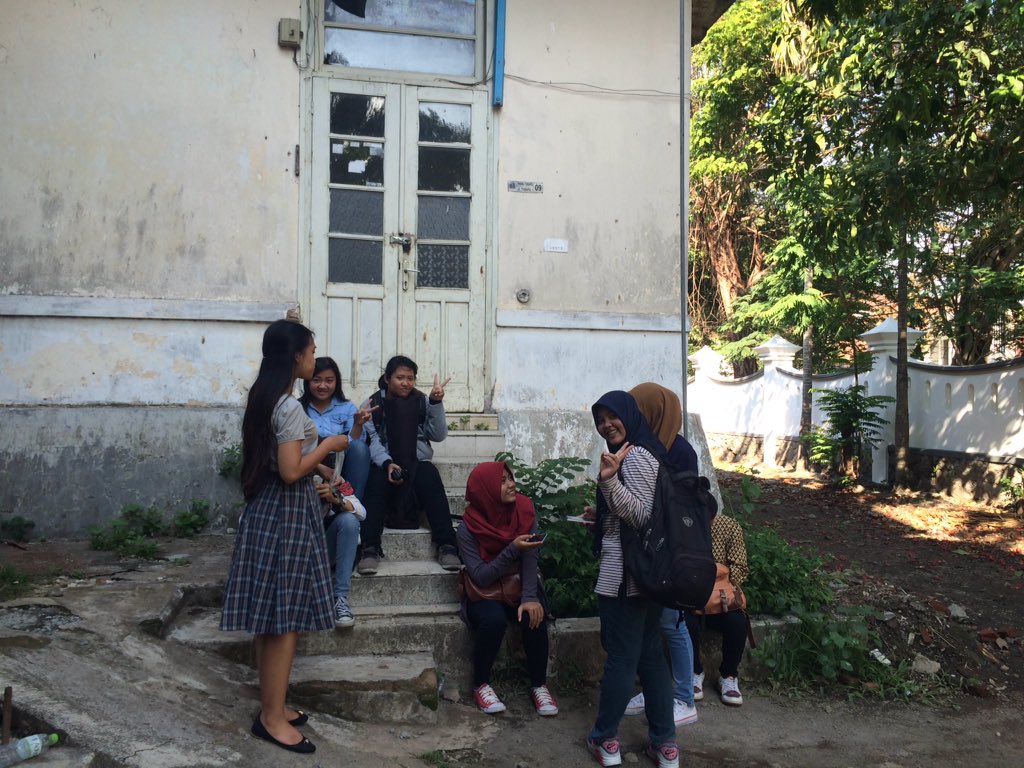 BroadcastingUB's tweet photo. prepare for photoshoot today at Wisma Tumapel #vokasi #formab #Brawijaya https://t.co/s2QNnJq1r9