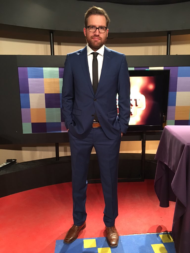 Micha Telerick Schwarze Krawatte Auf Blauen Anzug Nogo