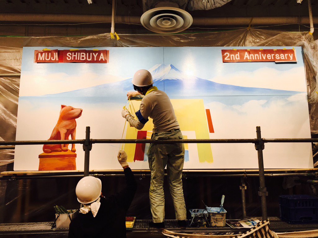 coG_Cozy's tweet photo. 無印良品 渋谷西武、2周年イベントでの富士山ペンキ絵のライブペインティング。普段、銭湯でしか見れない希少な機会。今週いっぱいは展示されているみたい。#無印良品 #渋谷西武 #muji https://t.co/6oaRrTcuLm https://t.co/TIVU2xHv0Z