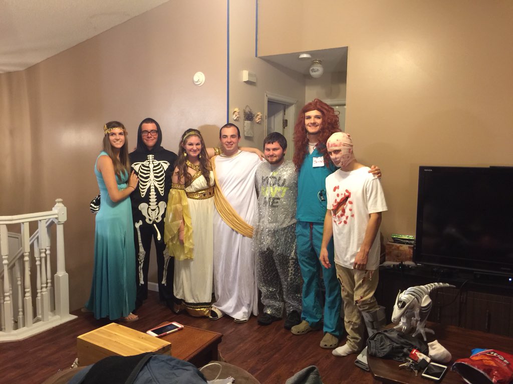 JessicaAnnClar3's tweet photo. Halloween 😜 really late on posting this but yeah :) @Dkloss_ , Amanda, Alex, @mk4jett , @AyyAyyRon69 @derick_sullins https://t.co/bMlJa4Scgz