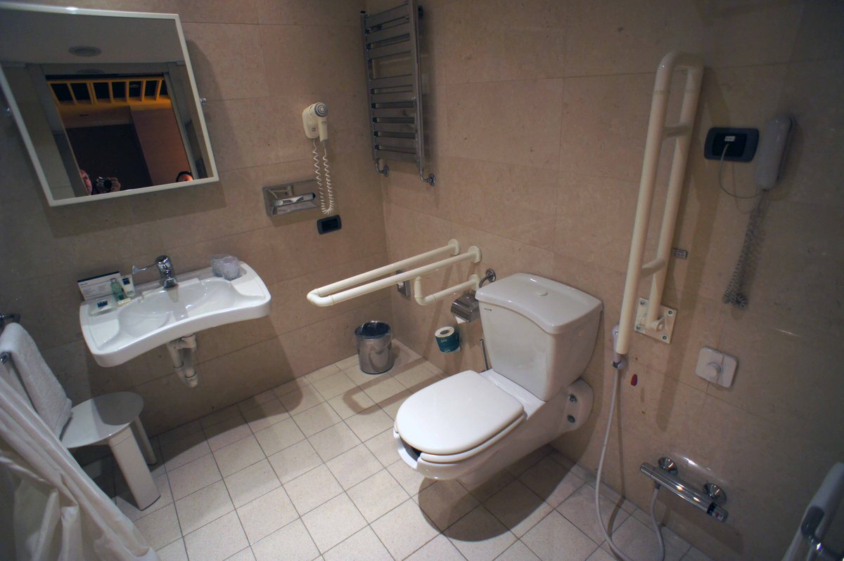Paripasso1's tweet photo. UNA Hotel Bologna. Il wc della stanza 102. All’insegna dell’#accessibilità.

https://t.co/LrfhRyyeHW https://t.co/zBN4YXadRi