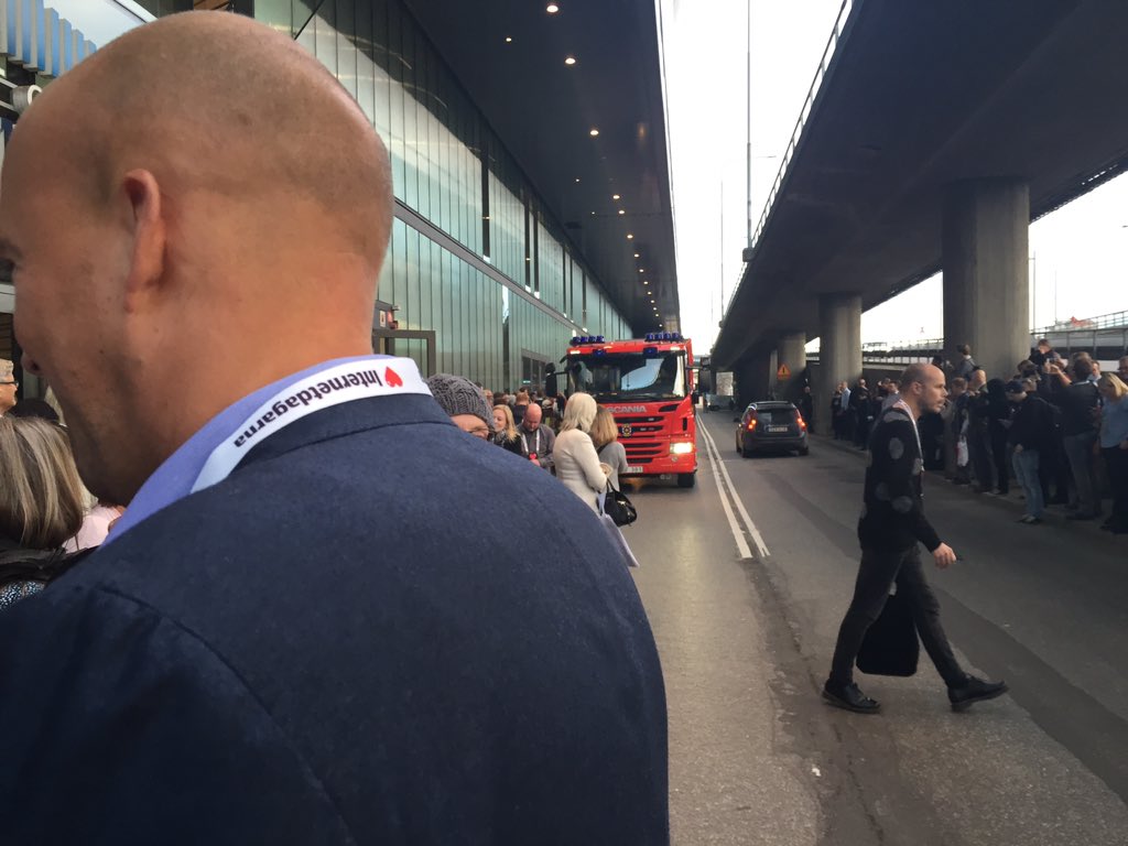 caracolias's tweet photo. Nu kör vi brandövning på #geniusict #int15 https://t.co/5z5fIzNjqJ