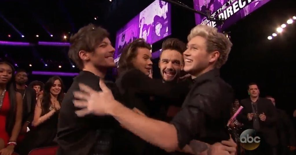 1Dupdates4918's tweet photo. #OneDirectionOnAMAs group hug https://t.co/WINfl4vtTQ