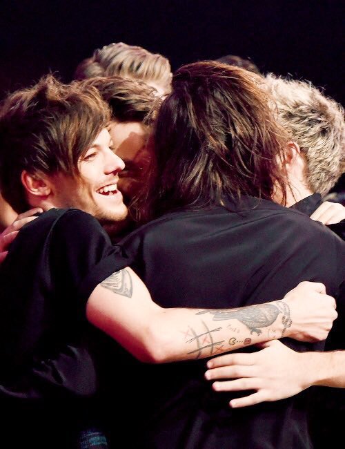 1Dupdates4918's tweet photo. #OneDirectionOnAMAs group hug https://t.co/WINfl4vtTQ
