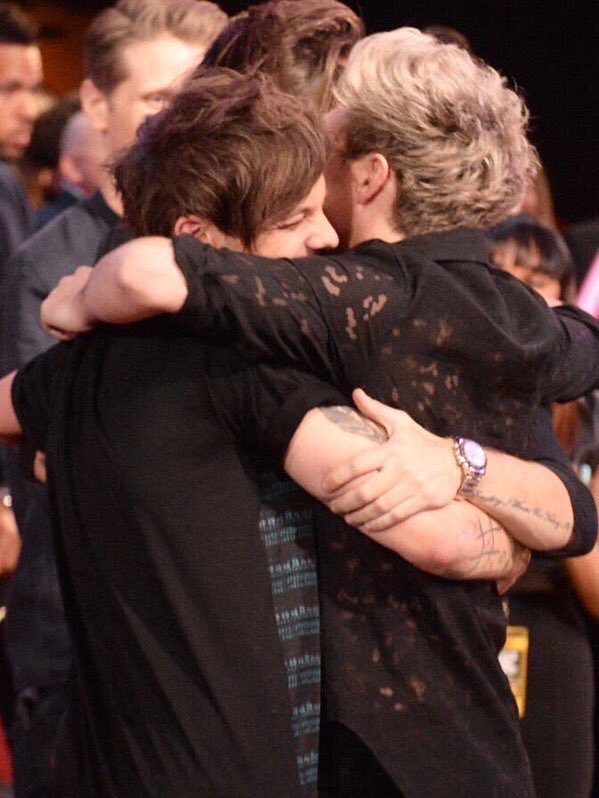 1Dupdates4918's tweet photo. #OneDirectionOnAMAs group hug https://t.co/WINfl4vtTQ