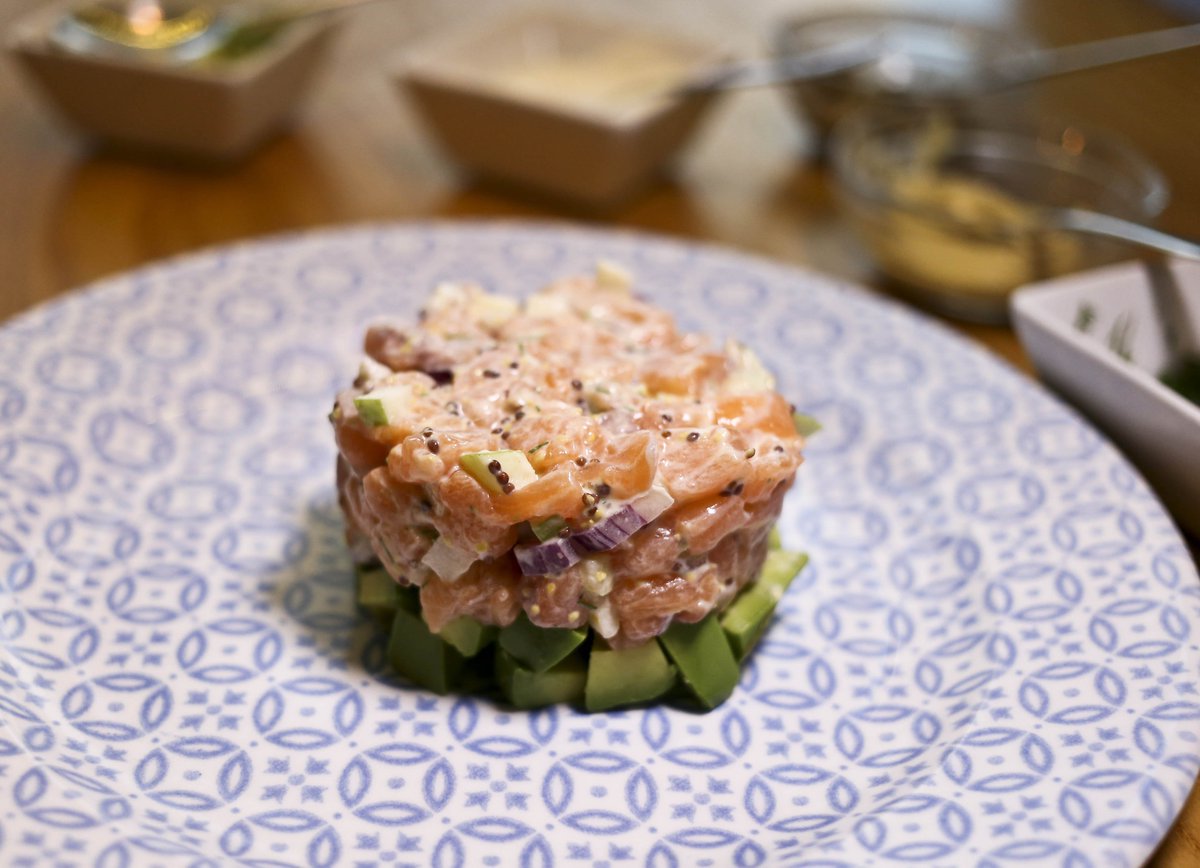 PinchosElcano's tweet photo. TARTAR DE SALMÓN
Ingr:Salmón,aguacate,cebolla morada,manzana verde,mahonesa,mostaza,eneldo.
https://t.co/mIjGwGWPiL https://t.co/newden9Ij2