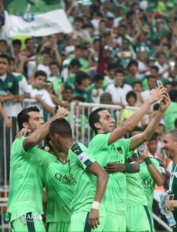 r80sh's tweet photo. مسائكم فرحه من بقايا امس 💚☺️ https://t.co/rl2dQRHbHk