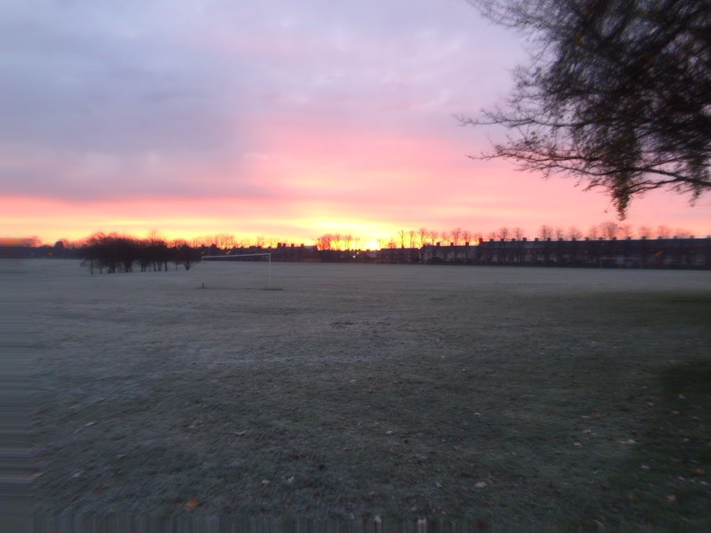 AllanLevy's tweet photo. @NTelegraph Sunrise over a frosty Northampton Racecourse https://t.co/p7La399jHB