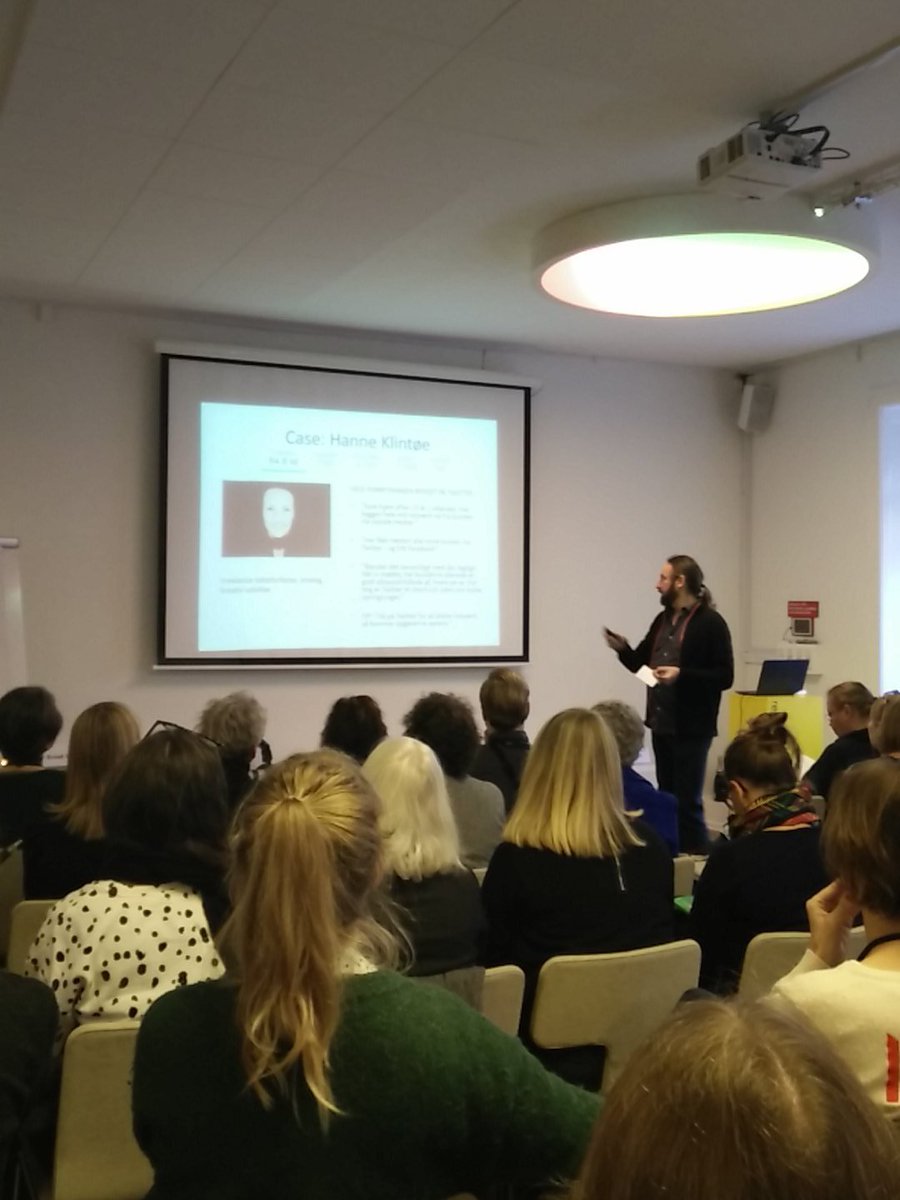 Lytter til <a href="/ernstpoulsen/">Ernst Poulsen</a> for gode business råd om Twitter på DJ biz dag. Virkelig god inspiration!