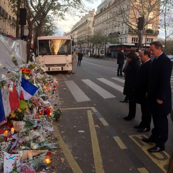lesoir's tweet photo. #Video Hollande et Cameron se recueillent au Bataclan https://t.co/DJI2d5aof2 https://t.co/prrdo6N1br
