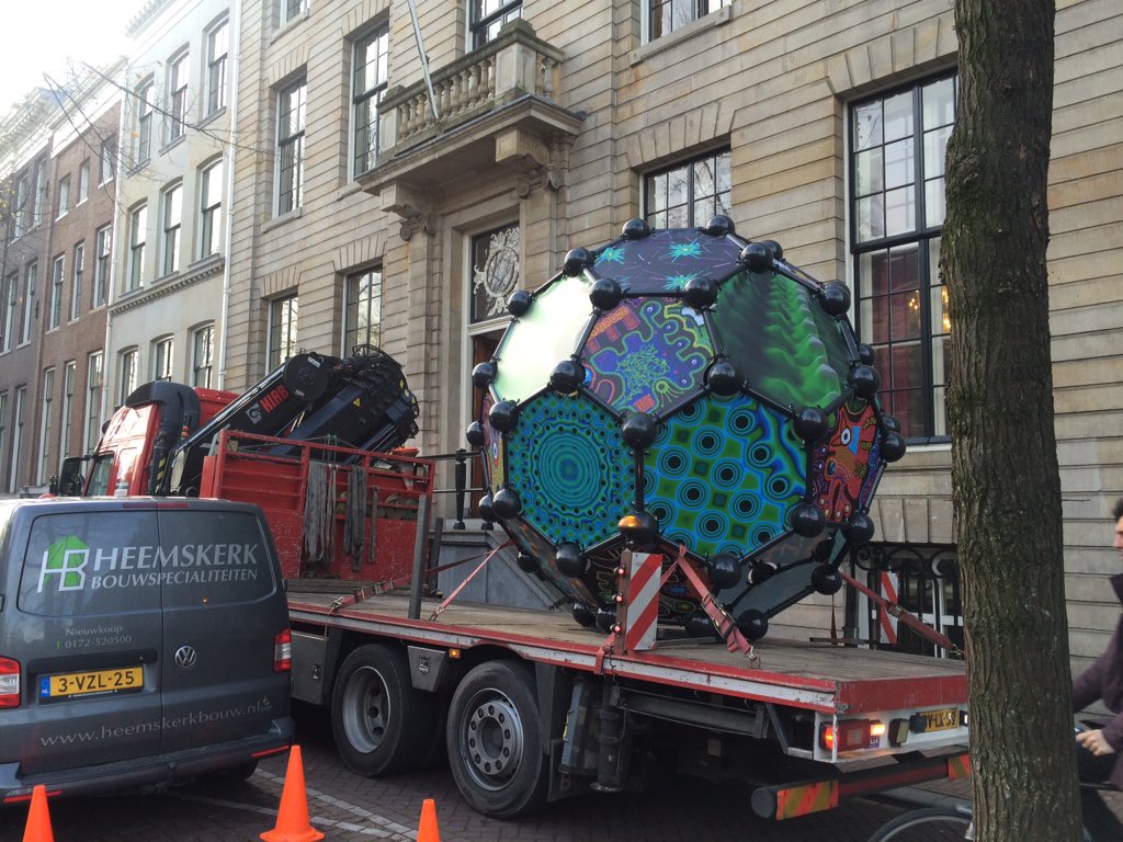 AmbassadeTwente's tweet photo. Gearriveerd! #lichtkunstwerk @AmsterdamLight #twentseambassade #twentepromotie https://t.co/tEkHnXwVjv