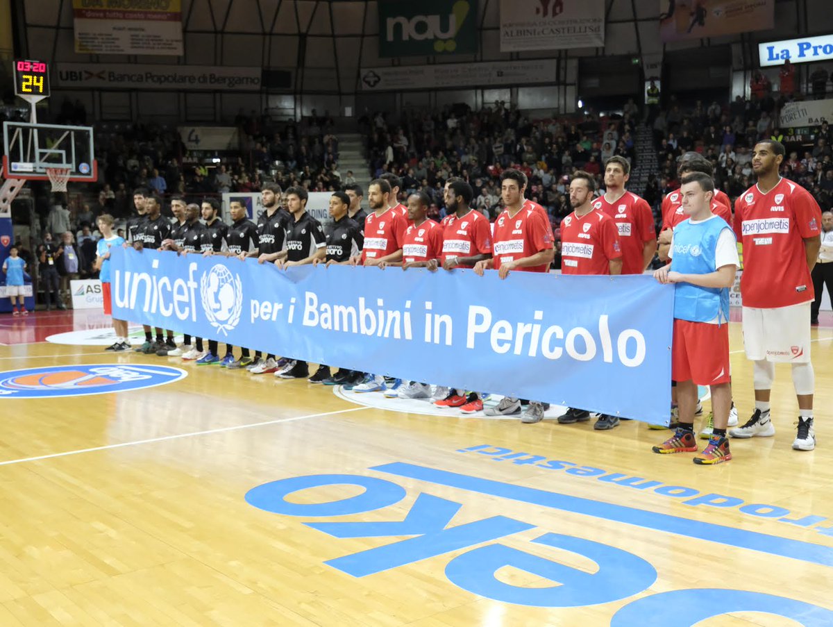 LegaBasketA's tweet photo. Ieri come oggi in campo vince @UNICEF_Italia #indigniamoci per i diritti dei bambini https://t.co/C7VoiXIoRE https://t.co/bHQOfJwLAZ
