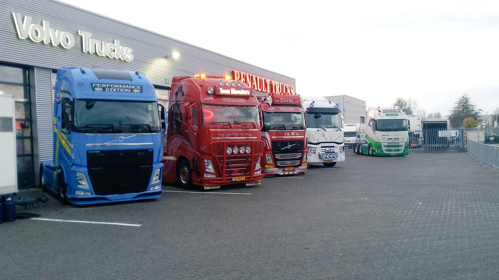 dwit1234's tweet photo. Last saterday at @bluekens #bluekens #volvo @VolvoTrucksUK @VolvoTrucks @VolvoTrucks_de https://t.co/wmKIcwkz3a