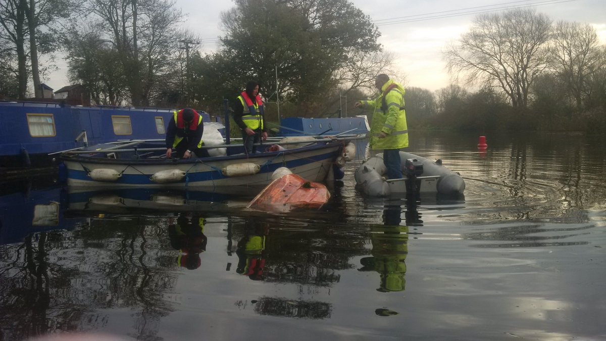 Ang_WaterwaysEA's tweet photo. Contractors at the wreck site @ #LittlePaxton, downstream of #StNeotsLock on #RiverGreatOuse This cold Nov morning. https://t.co/DFdnNuio0C