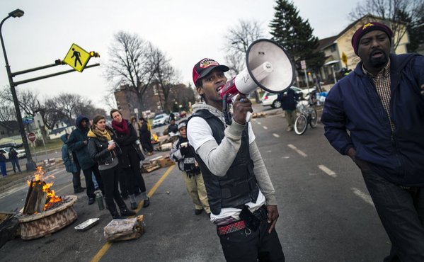 Harold_Jessen's tweet photo. As Black Lives Matter Mpls. meets, it posts a video from shooting scene. https://t.co/Dip5XYLZl9 https://t.co/lv1tbvJsPn