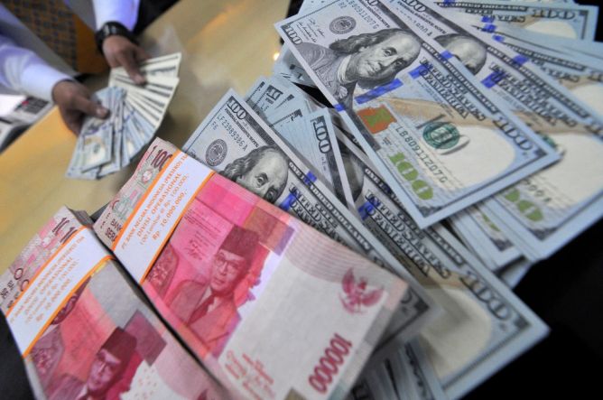 "Awal Pekan, Rupiah Ditutup Melemah di Rp13.722/USD goo.gl/4scftk "
