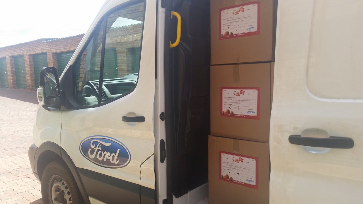 dorette_nel's tweet photo. Collecting @SantaShoebox #PresentsInTransit from @stor_age to deliver to rural areas thanks to @FordSouthAfrica https://t.co/j1gkZdWyhN