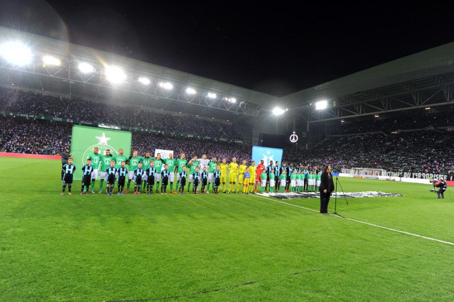 OM_Officiel's tweet photo. [Vidéo] L'hommage émouvant de Geoffroy-Guichard  #Ligue1 #Hommage
 → https://t.co/NbWM7mFJdW
 
#ASSEOM https://t.co/ywBB3sgucZ
