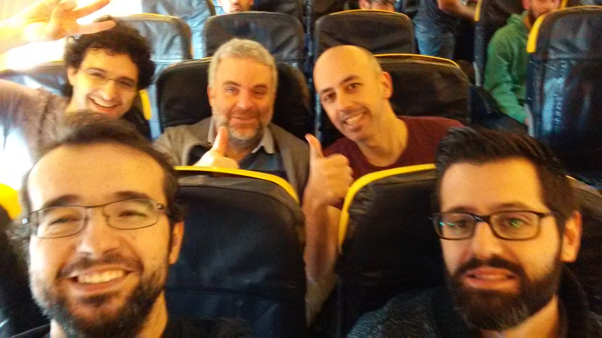 WuShell's tweet photo. En esto q @python_lugo se sube al avión VLC->SCQ y fijaos a quien nos encontramos... @python_vigo ^_^ https://t.co/K5zN9156lq