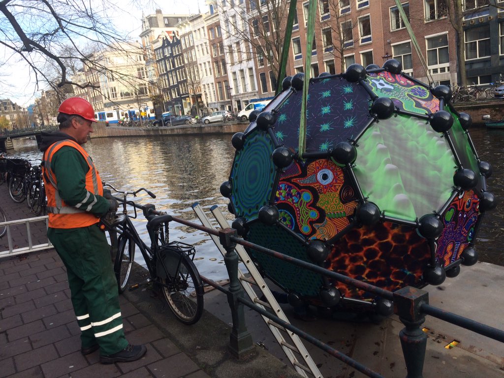AmbassadeTwente's tweet photo. Gelukt! #lichtkunstwerk @AmsterdamLight #twentseambassade #twentepromotie https://t.co/tEkHnXwVjv https://t.co/cpCIBk1NpM