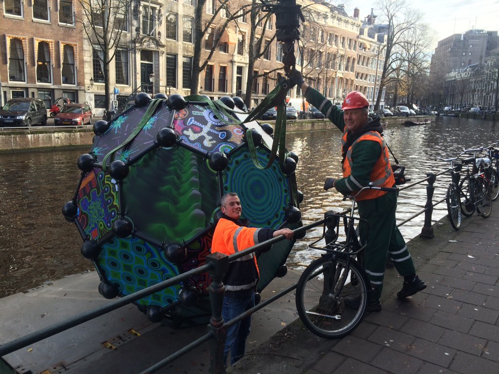 AmbassadeTwente's tweet photo. Gelukt! #lichtkunstwerk @AmsterdamLight #twentseambassade #twentepromotie https://t.co/tEkHnXwVjv https://t.co/cpCIBk1NpM