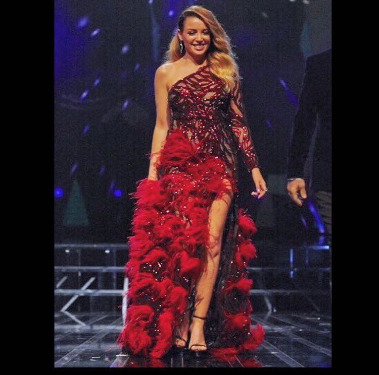 Lauren_Minogue's tweet photo. @DanniiMinogue could you get any prettier seriously?! HOLY MINOGUE!π«π«π«πππ#MinSizzle π₯ #RedHawtMama https://t.co/S6iHeZjEAe
