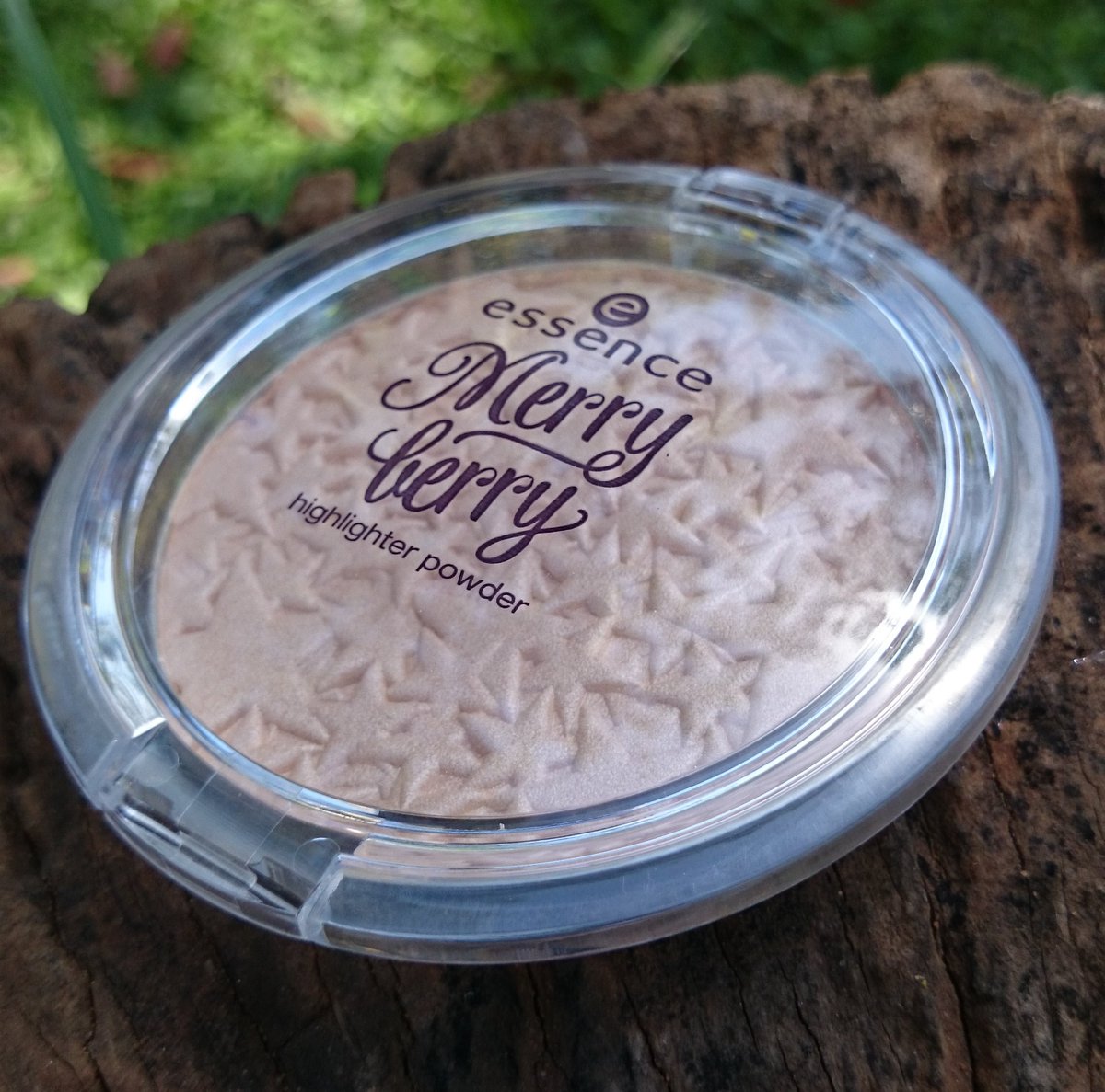 BeautyPoliceSA's tweet photo. Rocking the @essence_ZA Merry Berry Highlighter today for a gorgeous sparkle 😍🌟😉 Prettiest highlighter by far 👌👌 https://t.co/y1oF2bXKC1