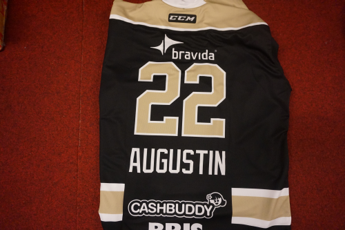 . <a href="/JAugustin11/">Jeremias Augustin</a>'s tröja kan du plocka hem här: starpix.se/nr-22-augustin… Just nu toppar budet på 1600 kr. #SHLMovember