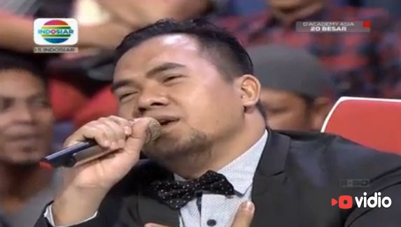 Indosiar's tweet photo. Syahdu banget suara @Lesti_Jenong_DA sampai Bang @saipul_jamil juga ikutan terharu. #DAcademyAsia https://t.co/jmLzMtb6Yl