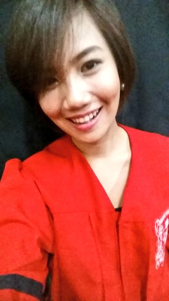 laurenbadillo's tweet photo. ALAM KONG GRAGRADUATE AKO ON TIME 😂😂 #WagMawalanNgPagAsa #Batch2016 #GradWaiting #RedToga hahahahahaha https://t.co/fd1A1zrYzF