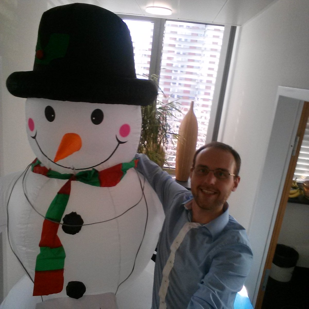 CarstenSchnee's tweet photo. Nach einem Jahr unterwegs wieder zurück bei @RDS_GmbH. Hier ein schönes Foto mit meinem Buddy @Captain_HyperV https://t.co/unzxEolUPd