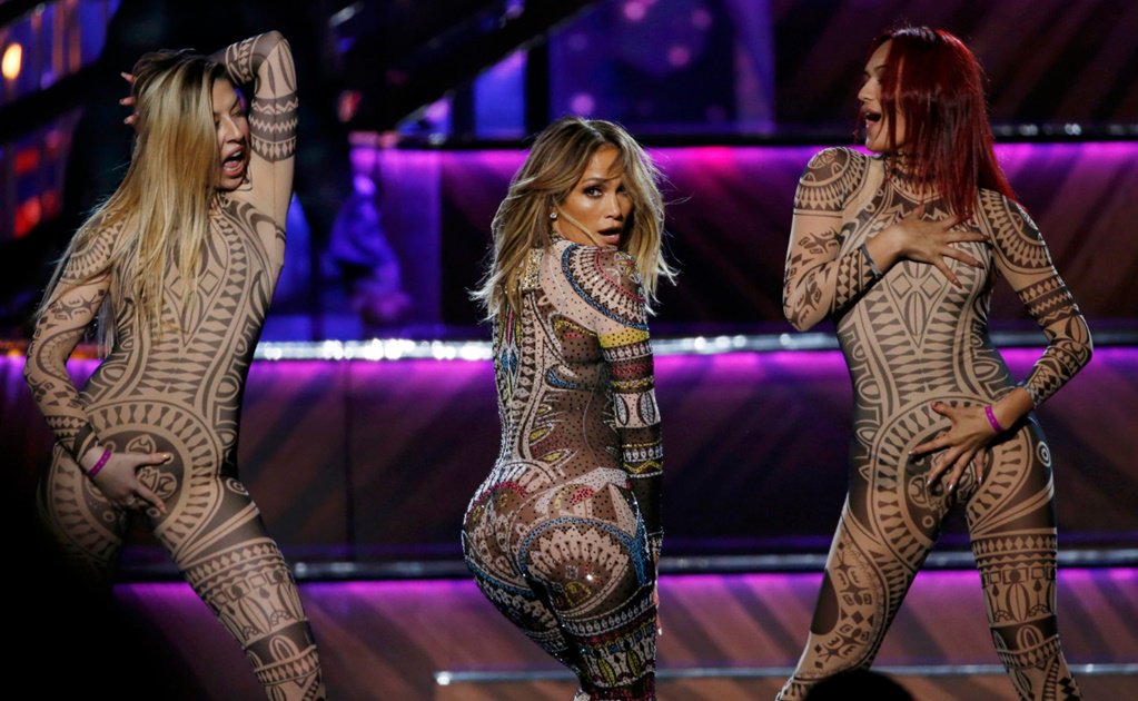 FunX's tweet photo. VIDEO: @JLo opent American Music Awards 2015 op spectaculaire wijze #AMA15 https://t.co/sxwA5Hu2nT https://t.co/lPIw7PB4NP