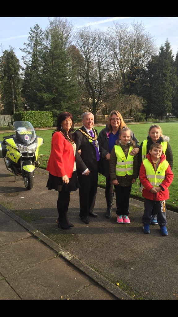 b1nz's tweet photo. the Mayor with some of the children taking part is this fantastic campaign #wwha https://t.co/PjLuzbOfI5