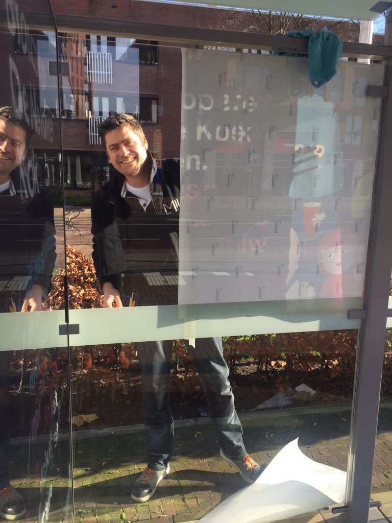 Drenthenaren's tweet photo. #Medialab3 is reeds begonnen met het bestickeren van de Abri @AssenStad voor de campagne van @TheaterDNK https://t.co/QjpyyxDXUi