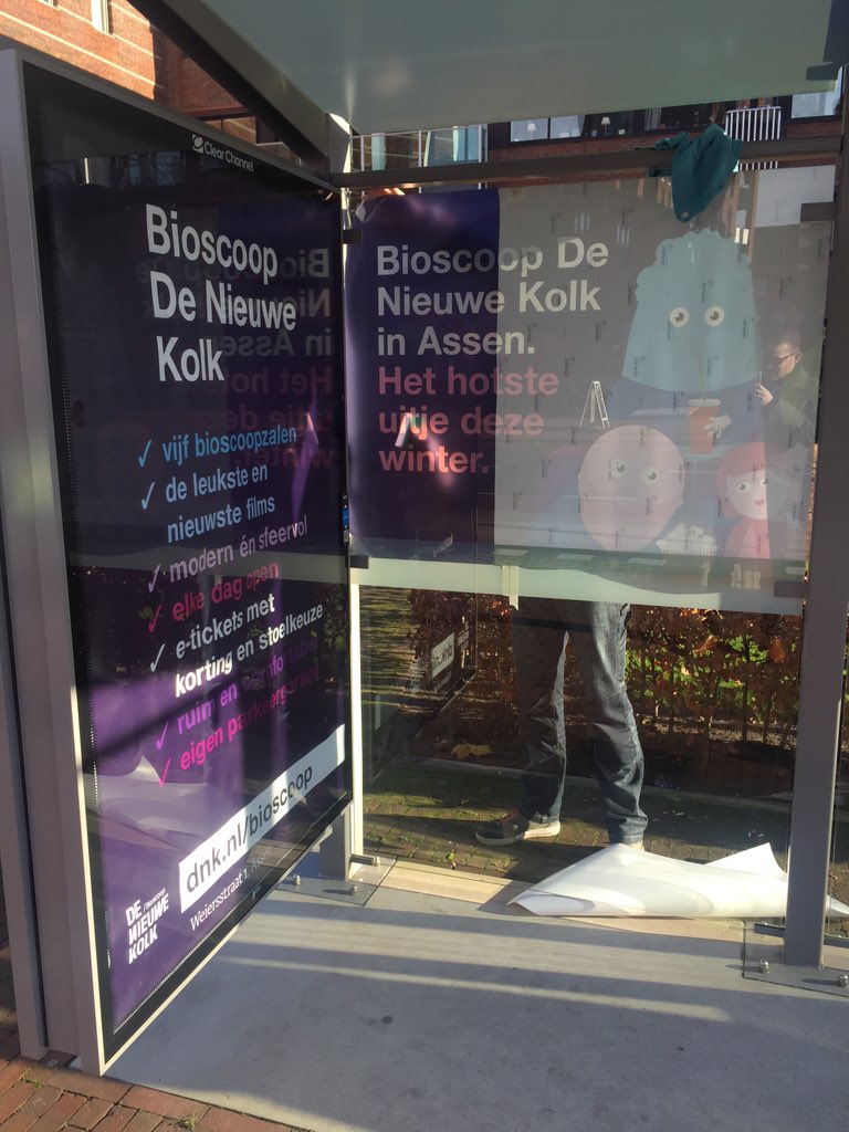 #Medialab3 is reeds begonnen met het bestickeren van de Abri <a href="/AssenStad/">Assen Stad</a> voor de campagne van @TheaterDNK