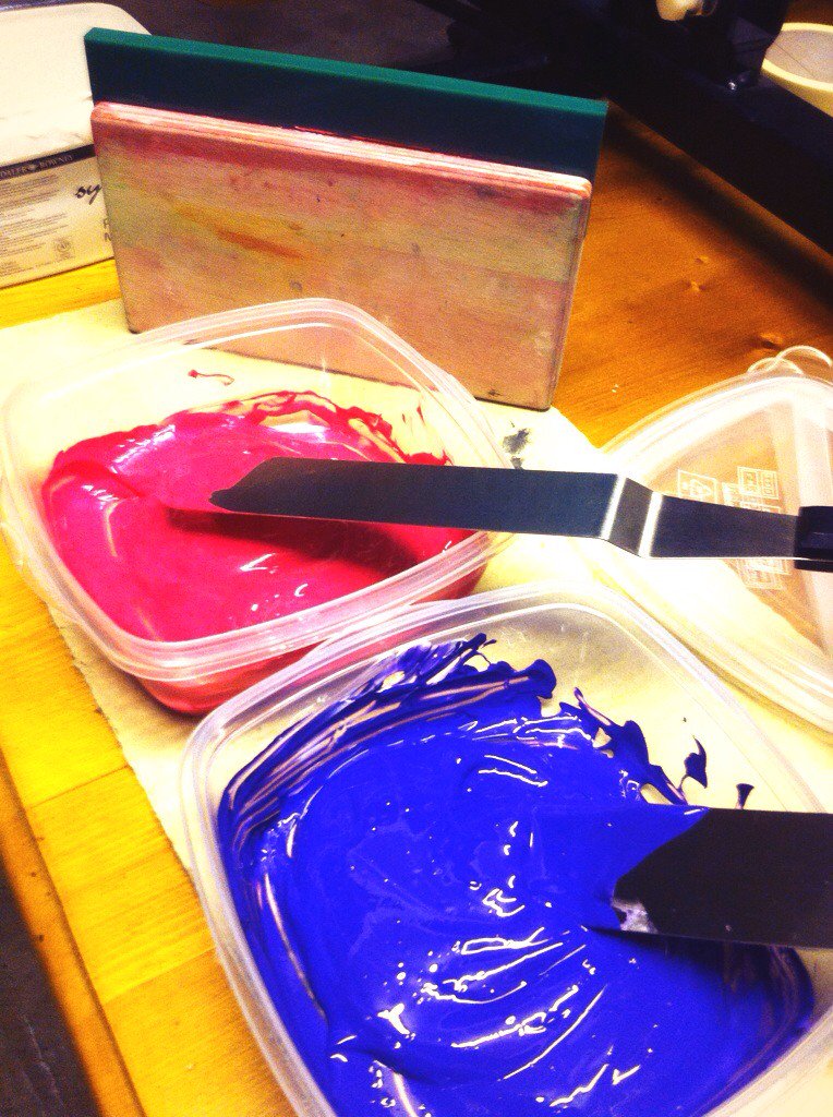 questprinted's tweet image. Monday morning printing session! Start the week with colour! #screenprinting