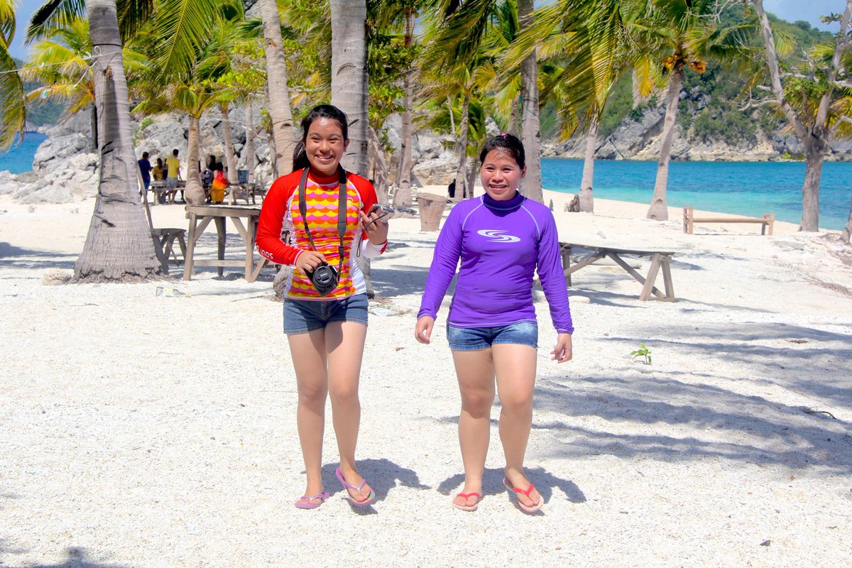 leshlizae's tweet image. the super happy faces and awkward postures. LOL. hindi po kami na-orient. #StolenShot #IslaGigantes #WeekendGetaway