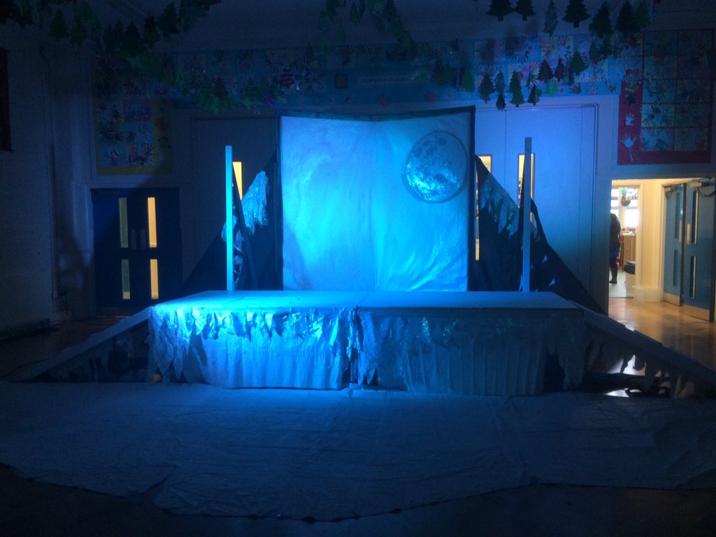 LibbyMulligan's tweet photo. First show done of the Snowqueen @Quantum_Theatre very heavy set #needmuscles https://t.co/BTT7ZynrMd