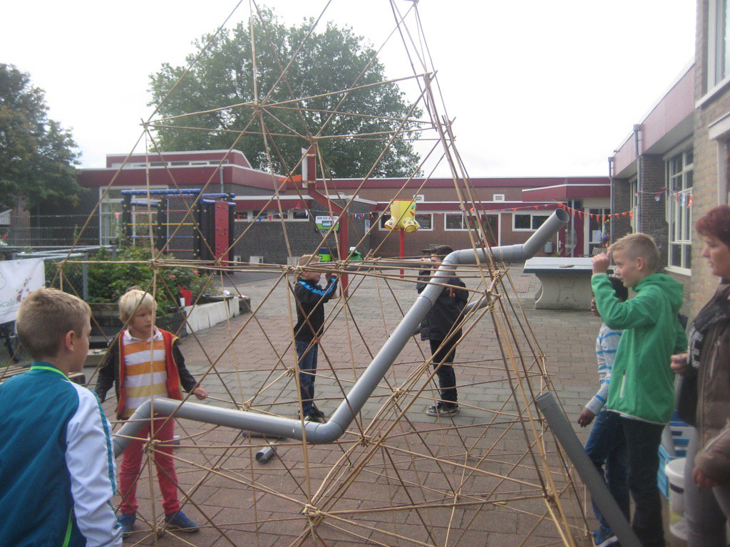 Geef kinderen wat pvc buizen en hulpstukken de rest volgt van zelf. Mooi.
<a href="/VanDelftGroep/">Van Delft Groep</a> <a href="/Scalascholen/">Scalascholen</a>