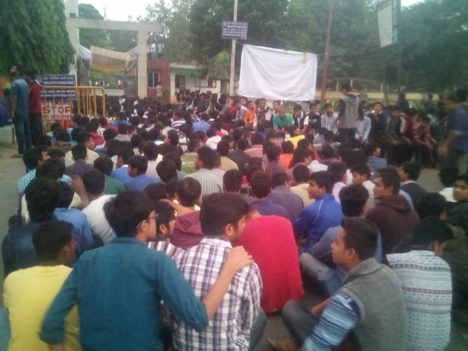 surojit_1996's tweet photo. @smritiirani unfortunately till now no sign of ur offical persons of MHRD...#JusticeForProsenjit https://t.co/43Xu9mimtN