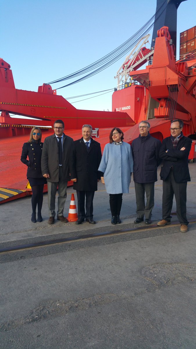 portcastello's tweet photo. Representantes de Gimeno, Messina y Portcastelló en recepción últimos convoys #portcastello #lineamessina https://t.co/cTb1EpoXc3